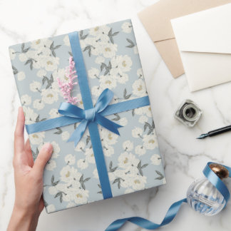 Pfingstrosenblüten in Creme auf hellblauem Hinterg Geschenkpapier
