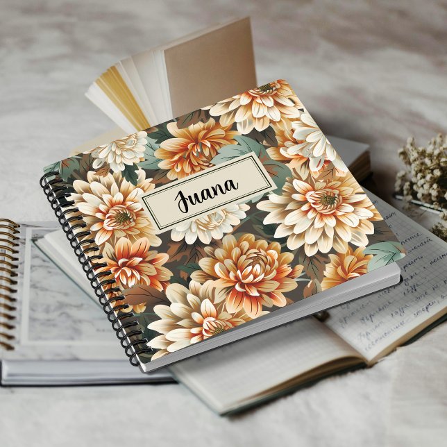 Pfirsich-Beige-Chrysanthemen-Blumen-Spiral-Notizbu Notizbuch (A classic notebook adorned with painterly chrysanthemums, inviting your reflections in muted tones.)