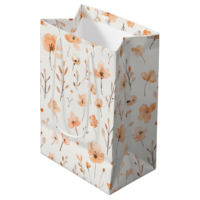 Pfirsich-Blumen-Geburtstag Mittlere Geschenktüte (Vorderseite Schrägansicht)
