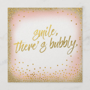 Pfirsich-Goldlächeln dort ist- sprudelnde Einladung