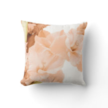 Pfirsiche und grüne Blumendekoration