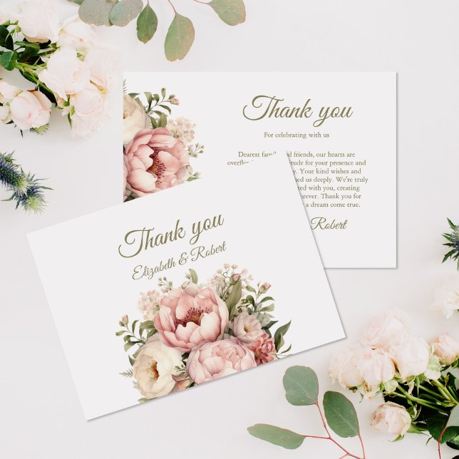 Pfirsichfarbene Blütenhochzeit und Blütenrosa Dankeskarte (Pale Peach and Blush Pink Floral Wedding Thank You Card on a table with pale pink flowers.)