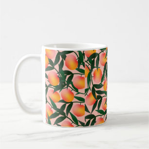 Pfirsichmuster auf rosa Hintergrund. Handgezogene Kaffeetasse