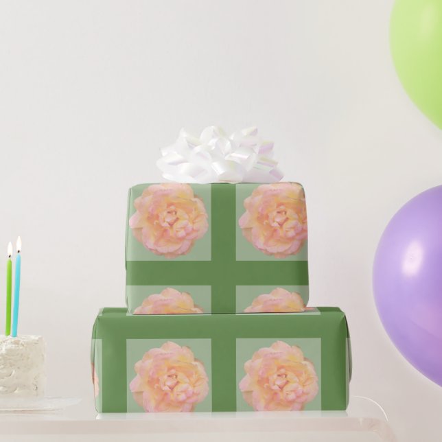 Pfirsichrosa Gelbe Rose Design auf grünem Hintergr Geschenkpapier (Partygeschenke)