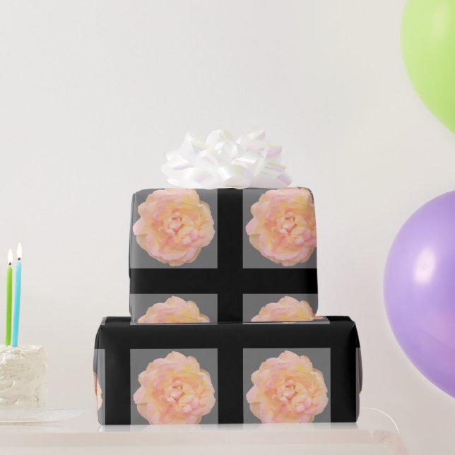Pfirsichrosa Gelbe Rose Design auf schwarzem Hinte Geschenkpapier (Partygeschenke)