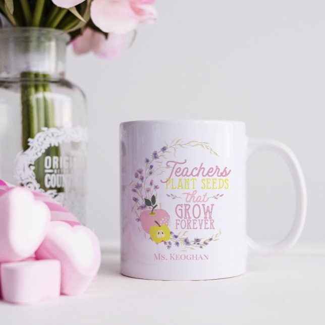Pflanze-Zitat für Blumenlehrer Kaffeetasse (Teachers Plant Seeds that Grow Forever Mug with pretty floral wreath and apples.  Add Teachers name)