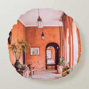 PFLANZER MIT PFLANZE IN DER NÄHE DER RÄUME RUG I RUNDES KISSEN