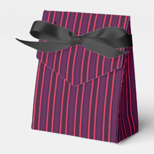 Pflaume und Streifen aus rotem Süßigkeiten Geschenkschachtel