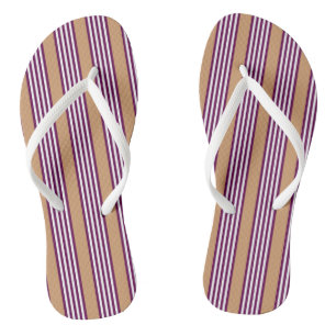 Pflaumen- und Weiß-Fünf-Streifen-Muster mit Beige Flip Flops