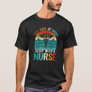 Pflegeangebote bei Nacht schlafen bei einer Kranke T-Shirt