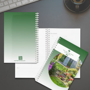 Pflegedienst für grüne Rasenflächen für Werbefotos Planer