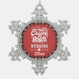 Pflegekaffee in meinen Venen Rot Kariert Schneeflocken Zinn-Ornament