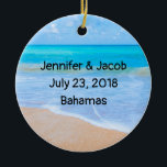 Phantastisch Beach Tropical Scene Foto Hochzeit Keramikornament<br><div class="desc">Ein Ornament personalisiert mit Ihrer Hochzeitsinfo mit einem Foto einer klaren,  blauen Ozeanszene mit sanften Wellen an einer Küste und weichem braunem Sand. Ein blauer Himmel mit flauschigen Wolken in der Ferne. Serene tropische idyllische Jahreszeit.</div>