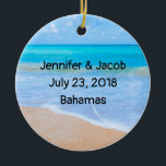 Phantastisch Beach Tropical Scene Foto Hochzeit Keramikornament<br><div class="desc">Ein Ornament personalisiert mit Ihrer Hochzeitsinfo mit einem Foto einer klaren, blauen Ozeanszene mit sanften Wellen an einer Küste und weichem braunem Sand. Ein blauer Himmel mit flauschigen Wolken in der Ferne. Serene tropische idyllische Jahreszeit.</div>