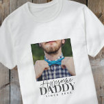 Phantastisch Daddy Seit 20XX schlichtes Elegant T-Shirt<br><div class="desc">Dieses einfache und moderne Design besteht aus Serifen und kursiver Typografie und fügt ein individuelles Foto hinzu</div>