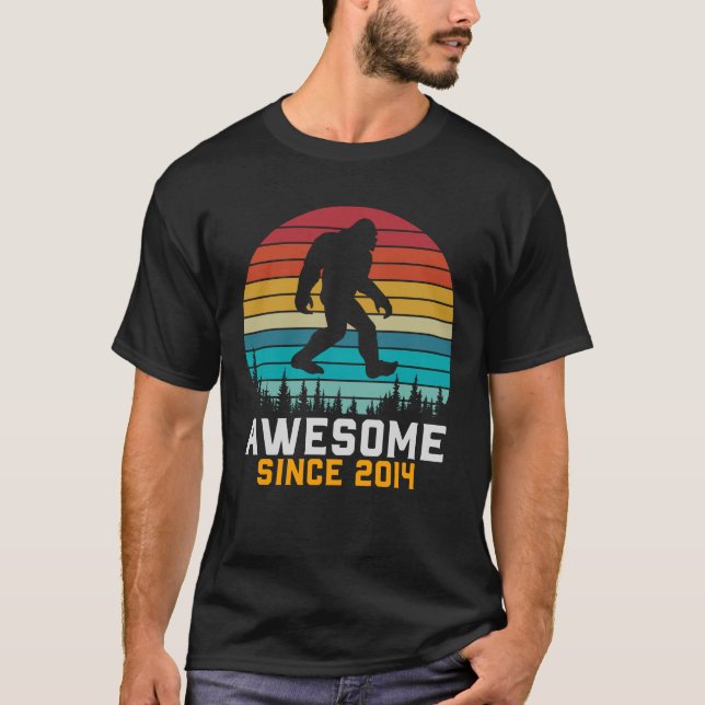 Phantastisch seit 2014 | Birthday Bigfoot Retro T-Shirt (Vorderseite)