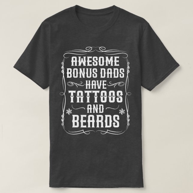 Phantastische Bonus-Väter haben Tattoos und Bärte  T-Shirt (Design vorne)