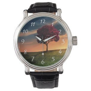 Phantastische Landschaft mit Rotem Baum bei Sonnen Armbanduhr