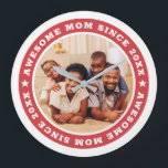 Phantastische Mama seit 20XX Modernes Foto Große Wanduhr<br><div class="desc">Dieses einfache und moderne Design besteht aus Serifentypografie und fügt ein individuelles Foto hinzu. Phantastische Mama Seit 20XX umkreist das Foto deiner Mutter,  Mutter,  Mutter,  Mutter,  Mutter etc. Dies ist ein Geschenk für Ihre Mama an ihrem Geburtstag,  Muttertag,  Weihnachten,  etc.</div>