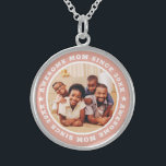 Phantastische Mama seit 20XX Modernes Foto Sterling Silberkette<br><div class="desc">Dieses einfache und moderne Design besteht aus Serifentypografie und fügt ein individuelles Foto hinzu. Phantastische Mama Seit 20XX umkreist das Foto deiner Mutter,  Mutter,  Mutter,  Mutter,  Mutter etc. Dies ist ein perfektes Geschenk für deine Mama an ihrem Geburtstag,  Muttertag,  Weihnachten,  etc.</div>