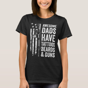 Phantastische Vater haben Tattoos Bärte & Gewehre  T-Shirt