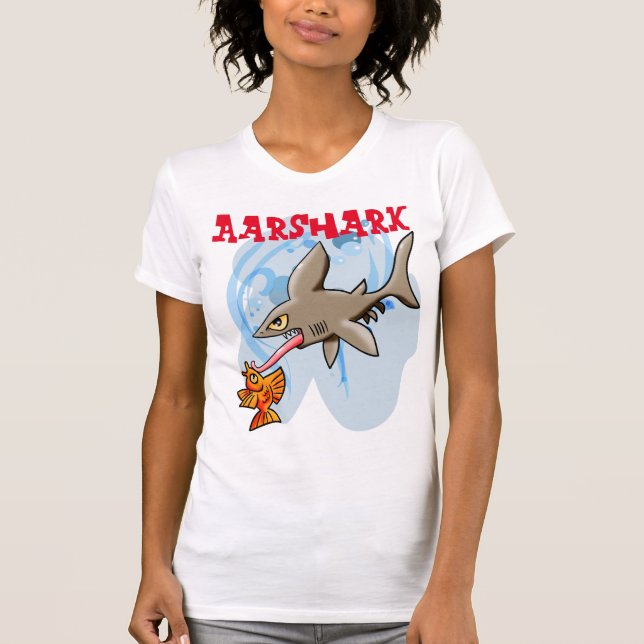 Phantastischer Aarshark, der einen Fisch fängt. T-Shirt (Vorderseite)