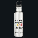 Phantastischer Lehrer Moderne Typografie Regenboge Edelstahlflasche<br><div class="desc">So sieht ein phantastischer Lehrer aus. Phantastischer Lehrer modernes Typografie-Geschenk. Mit handgeschriebenem modernen lustigen Skript,  und Platz für ihren Namen und den Namen Ihres Kindes. Das perfekte Jahresende,  Weihnachten oder Urlaubsgeschenk für Ihren Lieblingslehrer.</div>