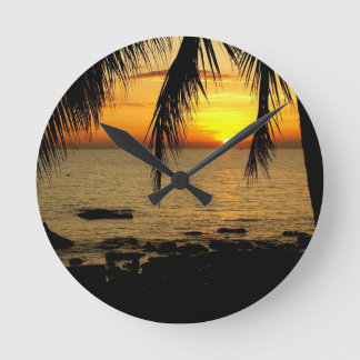 Phantastischer Sonnenuntergang am Strand Runde Wanduhr