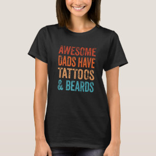 Phantastischer Vater hat Tattoos und Bärte, die si T-Shirt