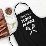 Phantastisches Personalisiertes Schwarzes Grillen  Schürze<br><div class="desc">Die perfekte Schürze für den Koch, dessen Spatulenkompetenz sich über jeden Vergleich erstreckt, sei es drehend Burger auf dem Grill oder Pfannkuchen auf dem Grill. Zwei gekreuzte Spatulen erscheinen in weißer Schrift unter dem Begriff "Flippin' Phantastisch" in weißen Hauptstädte auf schwarzem Hintergrund. Fügen Sie seinen Namen in Retro-Skript ein. Der...</div>