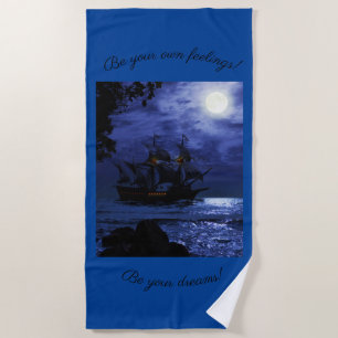 Phantastisches Piratenschiff auf blauem Meer Strandtuch