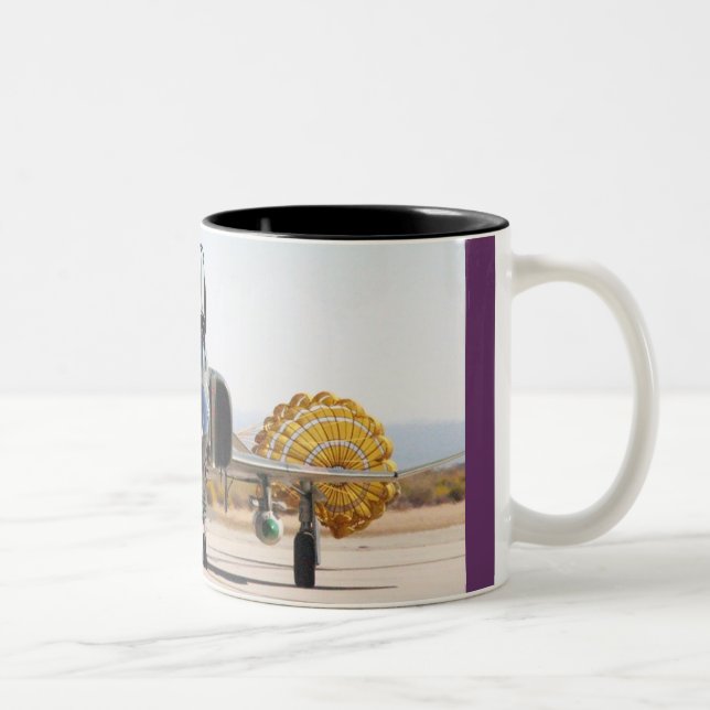 Phantom F-4 mit Austragsrutsche Zweifarbige Tasse (Rechts)