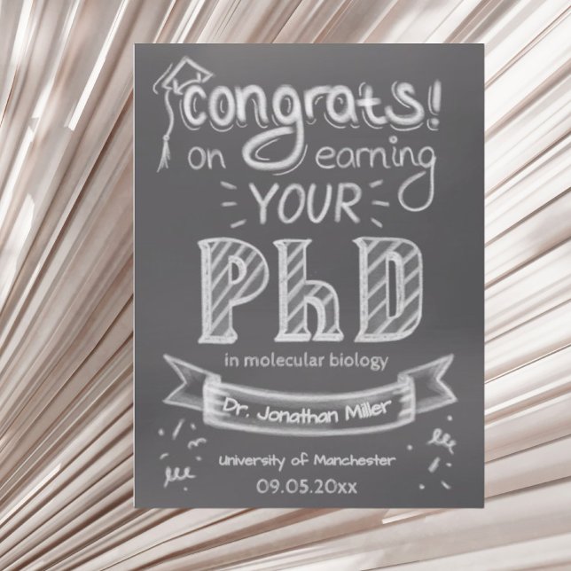 PhD Abschluss begrüßt Chalkboard-Universität Postkarte (Von Creator hochgeladen)