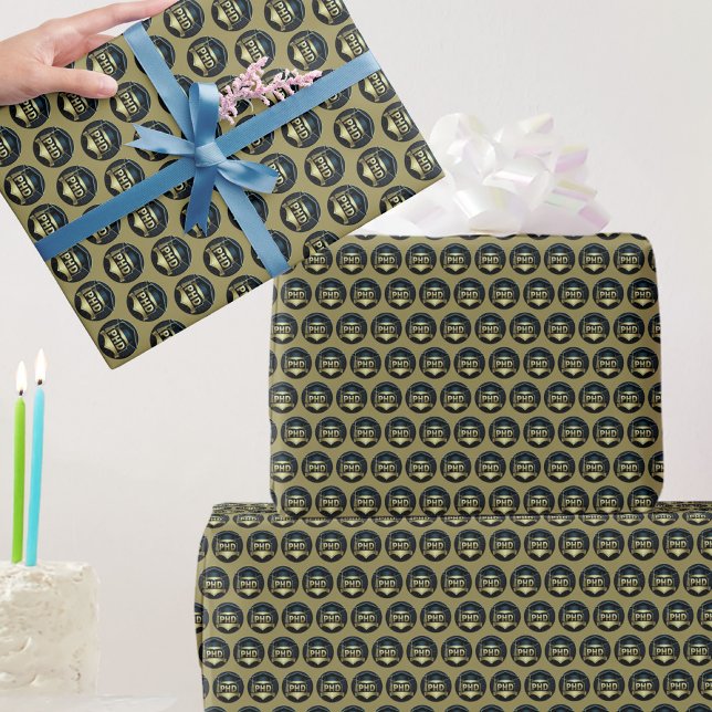 Phd Cap Gold Schwarzes Muster Doktorgrad Geschenkpapier (Von Creator hochgeladen)
