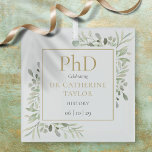 Phd Degree Watercolor Greenery Keepake Ornament Aus Glas<br><div class="desc">Dieses elegante Phd Abschluss Souvenirschmuck mit zarten Aquarellfarben-Blätter kann mit Ihrem Namen,  Subjekt und Abschluss personalisiert werden. Entwickelt von Thisisnotme©</div>