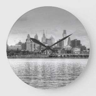 Philadelphia skyline in black and white große wanduhr