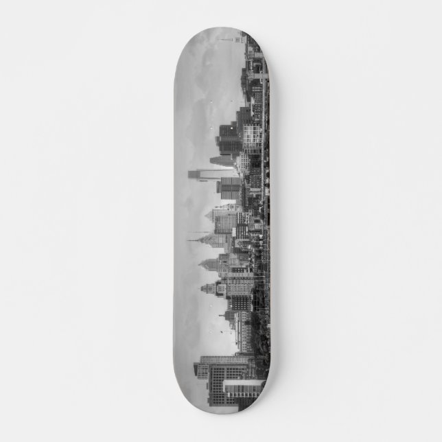 Philadelphia-Skyline in Schwarzweiss Skateboard (Vorne)