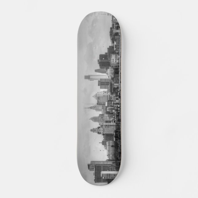 Philadelphia-Skyline in Schwarzweiss Skateboard (Vorderseite)