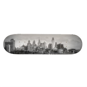Philadelphia-Skyline in Schwarzweiss Skateboard