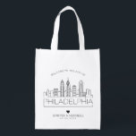 Philadelphia Wedding | Stilisierte Skyline Wiederverwendbare Einkaufstasche<br><div class="desc">Eine einzigartige Hochzeitstasche für eine Hochzeit in der schönen Stadt Philadelphia. Diese Tasche zeigt die einzigartige Skyline der Stadt mit ihrem Namen darunter. Anschließend erhalten Sie Informationen zu Ihrem Hochzeitstag in einem passenden,  offenen Stil.</div>