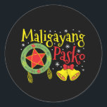 Philippinen Filipino Christmas Maligayang Pasko Runder Aufkleber<br><div class="desc">"Maligayang Pasko" - Philippinen Frohe Weihnachtslattern. Ein Tagalog Ferien-Design, um unsere philippinischen Wurzeln mit Familie zu feiern. >> Südostasien Parolstar Laterne und Xmas Schneeflocke Kunst für Liebe und Stolz der Philippinen. Niedliche Geschenkidee für Tagalog Lehrer, internationale Freiwillige oder Student im Ausland. >> Anpassbare Bilder. Fügen Sie Ihren eigenen persönlichen Namen...</div>