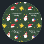 Philippinen Filipino Christmas Maligayang Pasko Runder Aufkleber<br><div class="desc">Maligayang Pasko - Philippinische "Frohe Weihnachten" in Tagalog Sprache hat nationale Fahnen Schmuck,  Weihnachtsmann,  Sonne und Sterne. Feierlich,  Filipino Weihnachten Thema. > Weihnachten Filipino Kunstwerk feiert den Stolz des Landes,  seine Wurzeln und den festlichen Urlaubssgeist. > Personalisieren Sie es! Hinzufügen von individuelle Name,  Foto oder Text.</div>