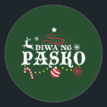 Philippines Christmas Tagalog - Diwa ng Pasko Runder Aufkleber<br><div class="desc">Diwa ng Pasko - Tagalog Zitat für Geist der Weihnachten. Künstlerischer Weihnachtsbaum,  Rentiere,  Ziergegenstände,  Stern und Schneeflocken. Philippinen Weihnachtsfeiertag Kunst - Maligayang Pasko! > Die philippinische Weihnachtskunst zelebriert den Stolz des Landes,  seine Wurzeln und eine festliche Weihnachtszeit. > Personalisieren Sie es! Hinzufügen von individuelle Name,  Foto oder Text.</div>