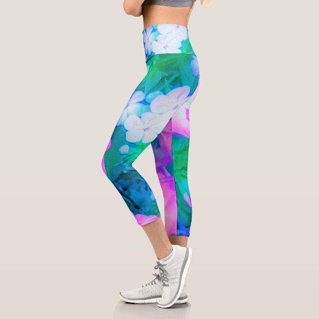 Phlox-Blume in Rosa, Grün, Blau und Weiß. Capri Leggings (Links)