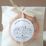 Phoenix City Skyline | Begrüßung Runder Aufkleber<br><div class="desc">Erweitern Sie Ihre Hochzeitspakete oder Event-Gastgeschenke mit einem individuellen Set von Begrüßungsaufklebern! Diese eleganten, aber minimalen Aufkleber sind auf eine Hochzeit in der schönen Stadt Phoenix, Arizona, zugeschnitten. Sie verfügen über eine moderne Skyline aus Deko, die den Namen der Stadt trägt und darunter integriert ist. Alle Elemente des Designs, einschließlich...</div>