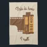 Photagraphers dieses ist, wie ich Geschirrtuch<br><div class="desc">Dieses Geschirrtuch ist für Fotografen und alte Schulshutterbugs perfekt, die Filmkameras gegenüber den digitalen bevorzugen. Es kennzeichnet eine Illustration einer altmodischen Rolle 35 Millimeter-Filmes und die Mitteilung, "dieses ist, wie ich" in der Retro Artart rolle. Nostalgiker für die guten alten Tage? Finden Sie mehr Kassettenprodukte und andere Einzelteile der überholten...</div>