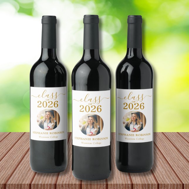 Photo Gold Script Class of 2026 Graduation Party Weinetikett (Von Creator hochgeladen)