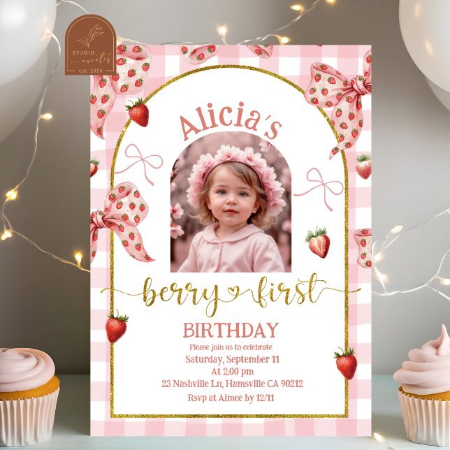 Photo Pink Bow Strawberry Berry Sweet 1st Birthday Einladung (Von Creator hochgeladen)
