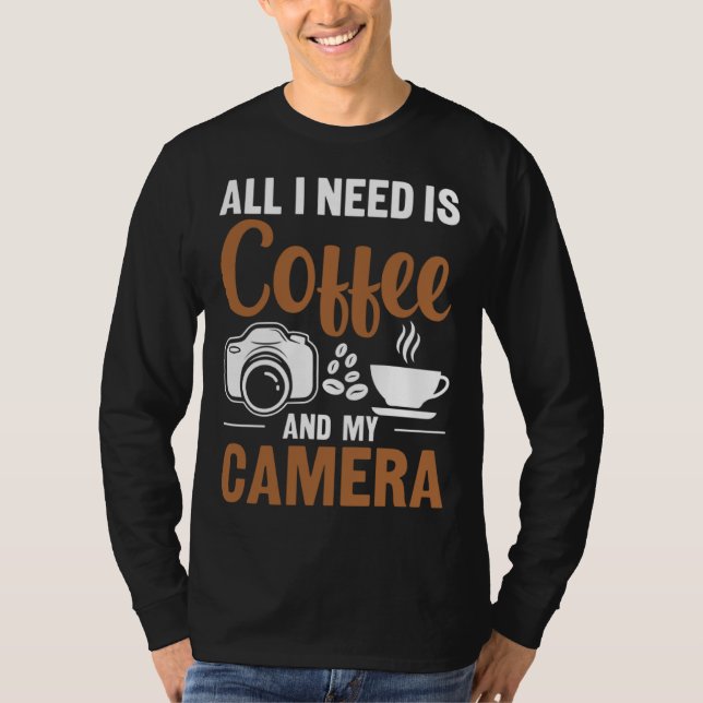 Photographer Coffee Pic All I need is Coffee and m T-Shirt (Vorderseite)