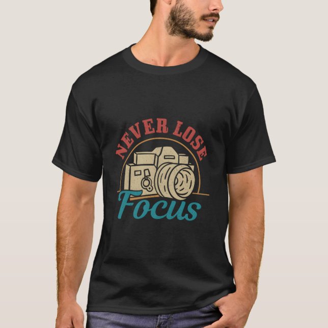 Photographer Never Lose Focus Camera Photography T-Shirt (Vorderseite)